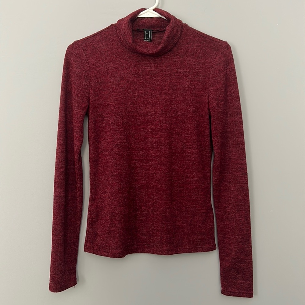 Forever 21 Heathered Burgundy Turtleneck in Size Medium